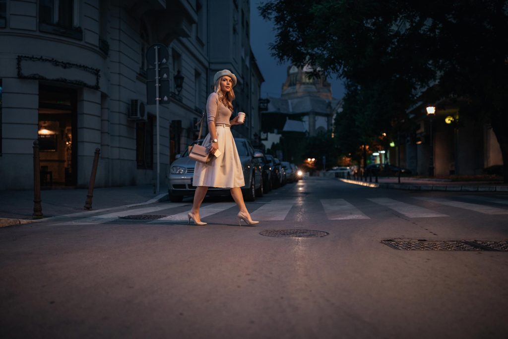 Looks vintage repaginados com toque contemporâneo, mesclando peças retrô e atuais.