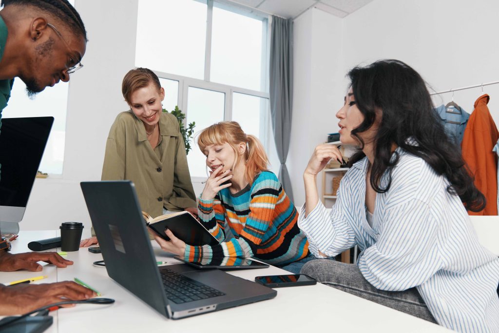 Equipe criativa de moda discutindo ideias e planejamento de coleção