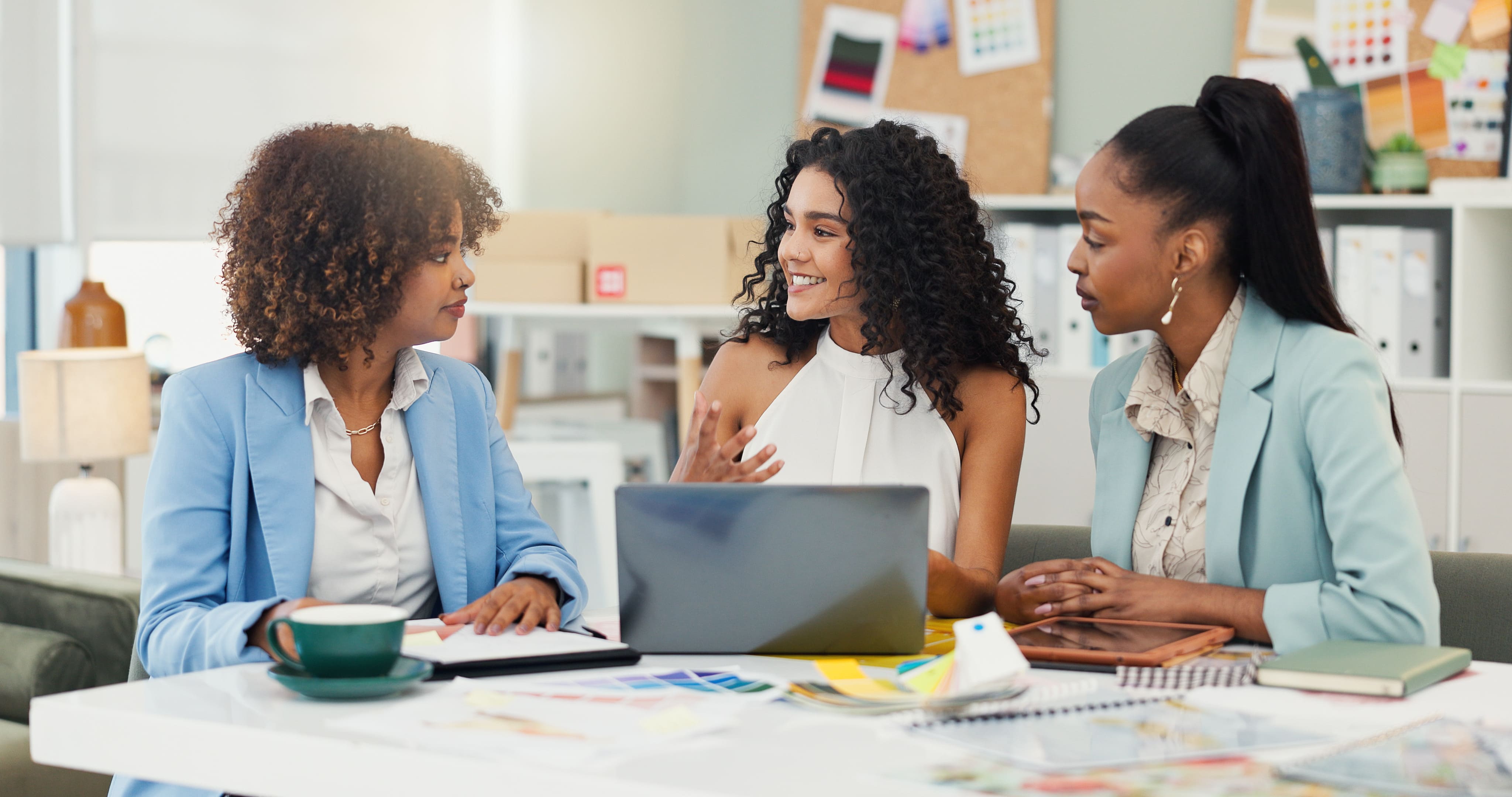 Seleção de amostras de cores no ateliê para padronização da paleta de uma marca de moda.