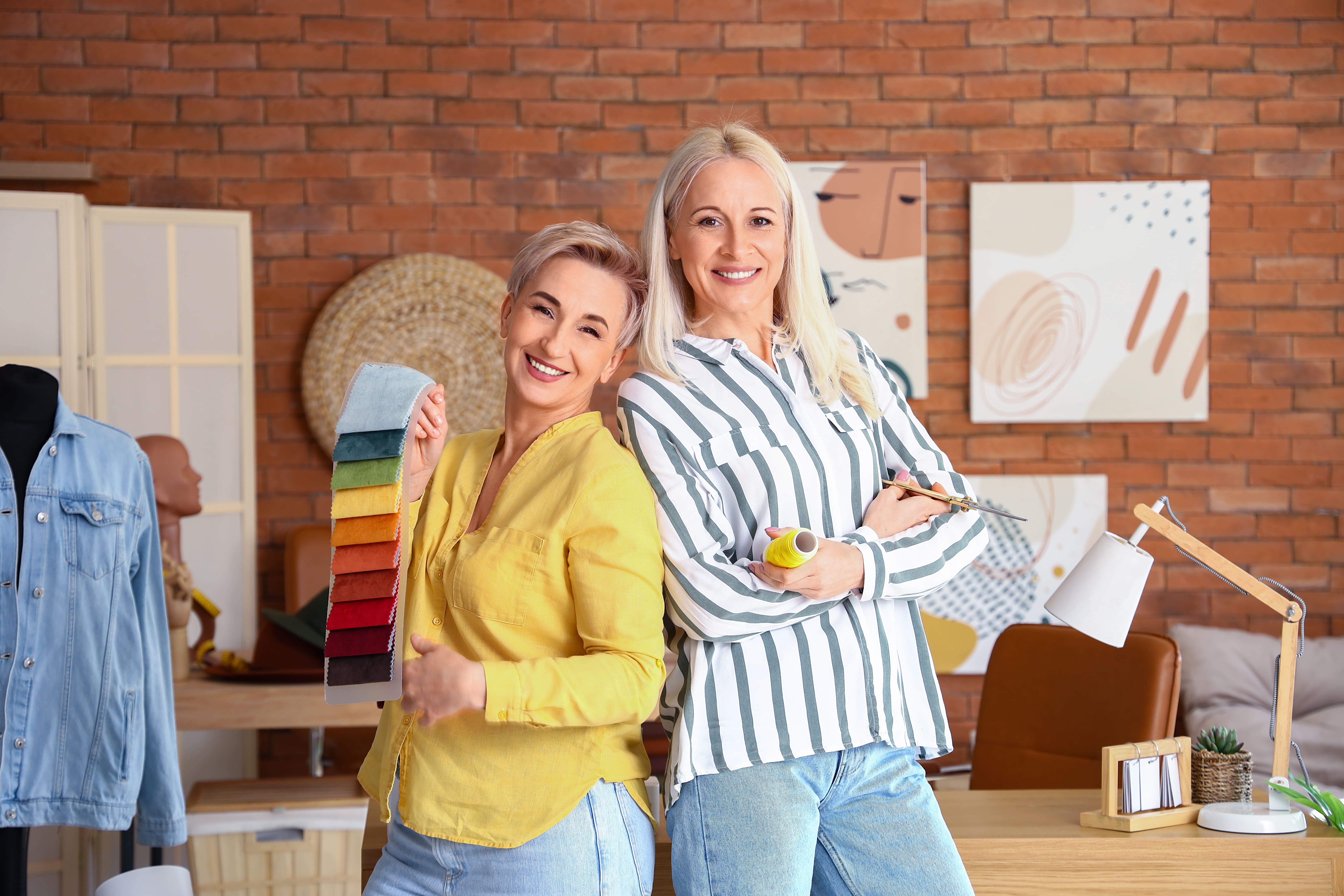 Seleção de amostras de cores no ateliê para padronização da paleta de uma marca de moda.