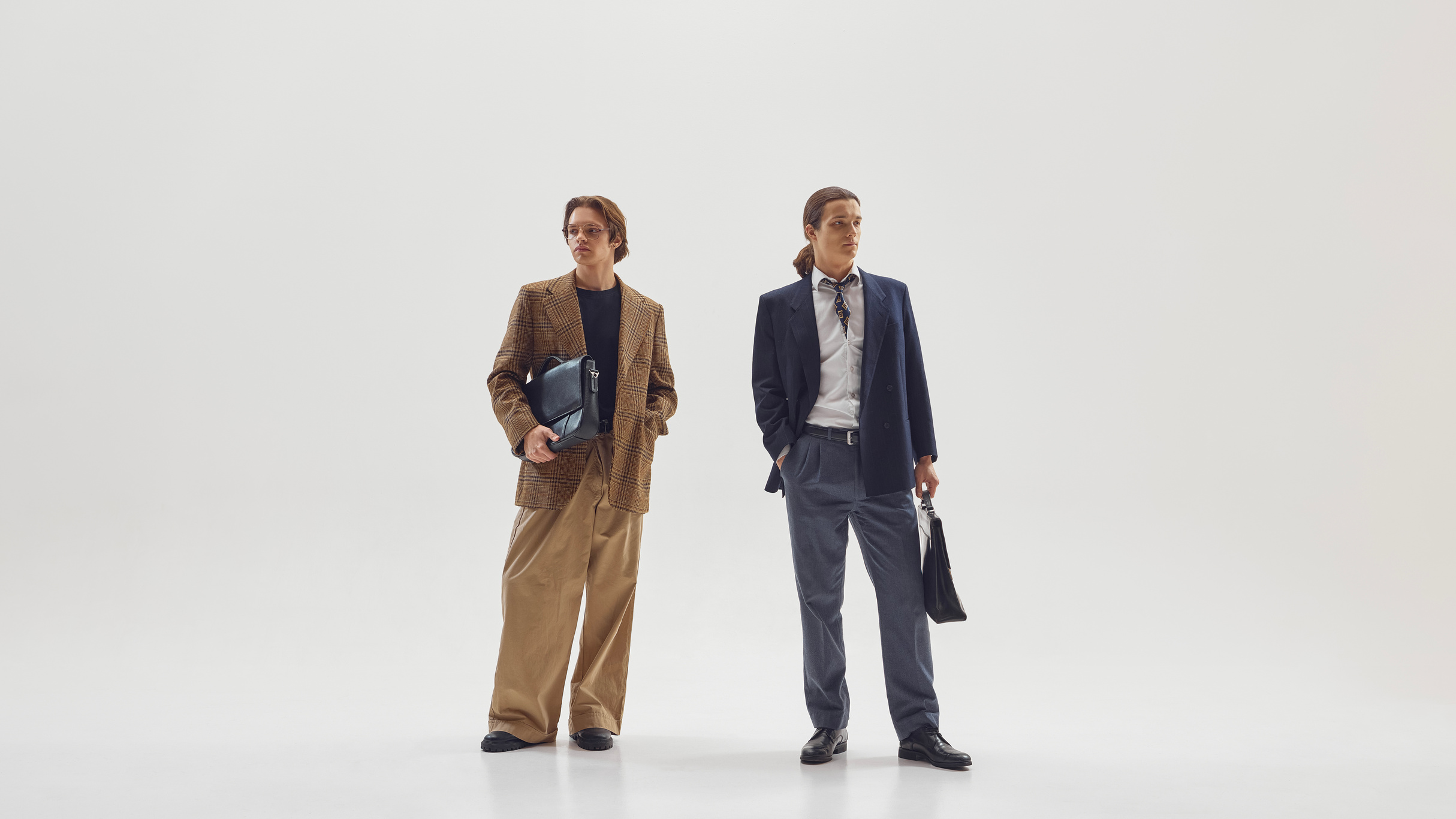 Homens usando roupas de alfaiataria mostrando o caimento do tecido em moda masculina contemporânea.