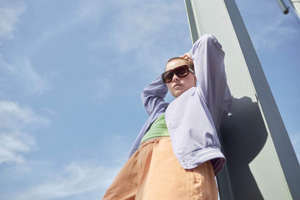 Mulher vestindo roupa moderna mostrando o caimento do tecido em look de moda contemporânea.