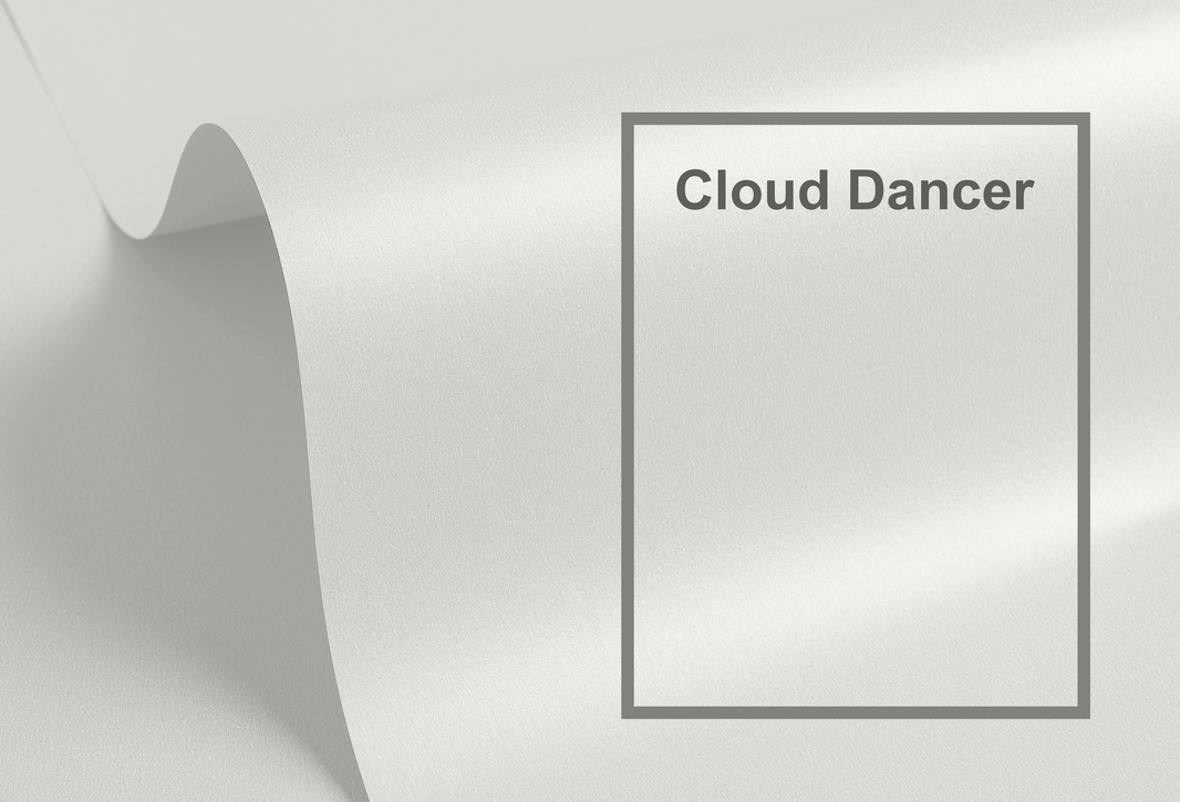 Fundo minimalista com tecido branco representando a cor do ano 2026 Cloud Dancer