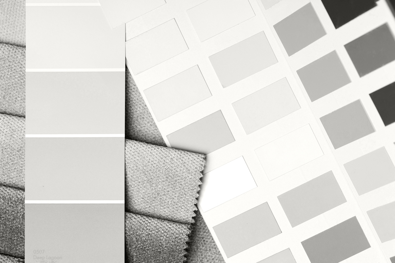 Paleta de tecidos e cores usadas em coleções de moda com tendência Cloud Dancer.