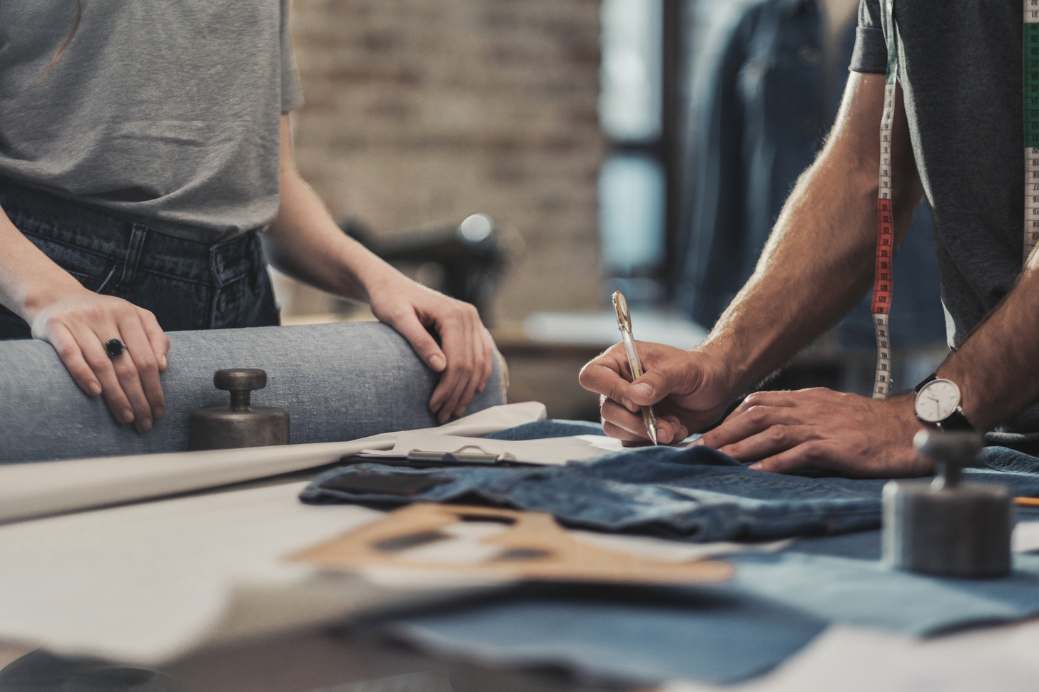 Corte de tecido com ferramentas de costura durante desenvolvimento de estampa.