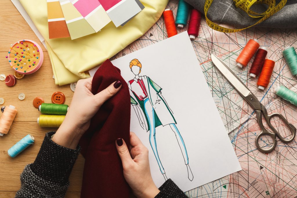 Painel de referências com tecidos, croquis e inspirações para coleção de moda.